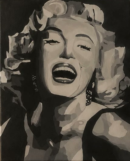 Portrait noir et blanc d'une femme qui rit